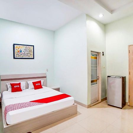 Oyo 91170 Ayahanda Residence Медан Екстериор снимка